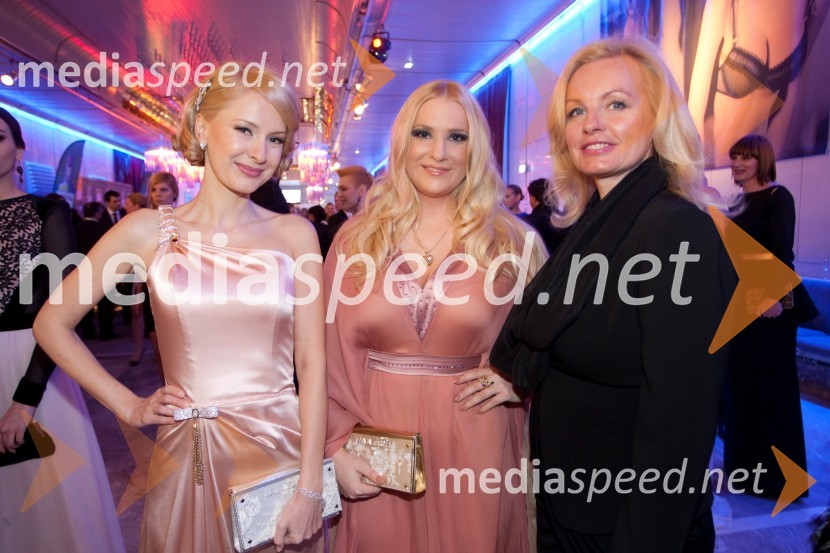 Maja Ferme, modna oblikovalka; Danica Lovenjak; Andreja Medvedič, lastnica Sense Welness Viktorji 2012, rdeča preproga in druženje pred dvorano