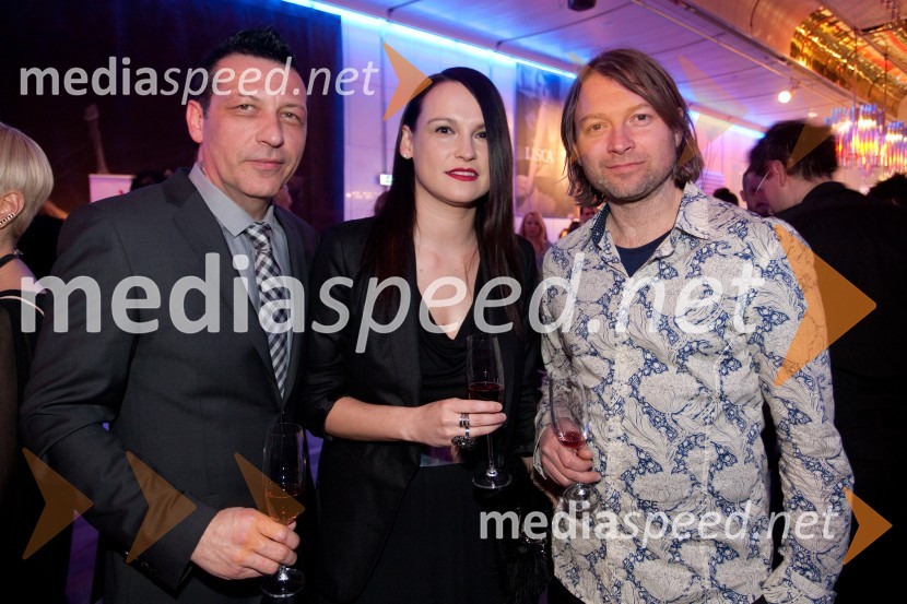 Aleš Uranjek, glasbeni menedžer; Bojana; Miha Guštin Gušti, glasbenikViktorji 2012, rdeča preproga in druženje pred dvorano
