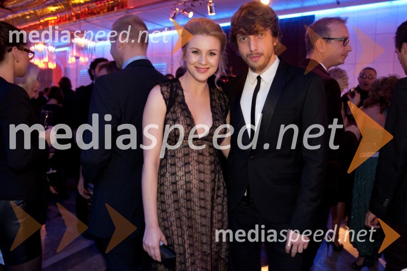 Iva Krajnc, igralka; Aljoša Bagola, kreativni direktor v oglaševalski agenciji PristopViktorji 2012, rdeča preproga in druženje pred dvorano