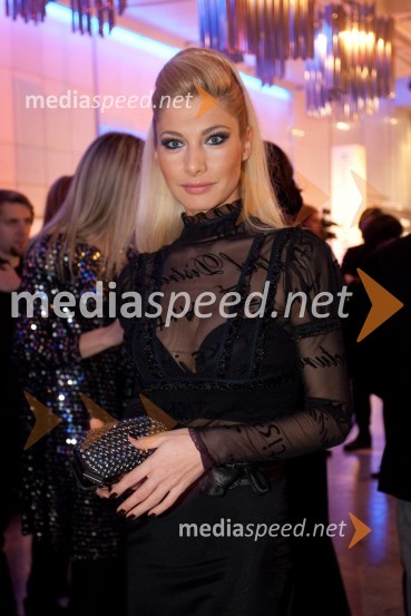 Lucija Gubenšek, manakenkaViktorji 2012, rdeča preproga in druženje pred dvorano