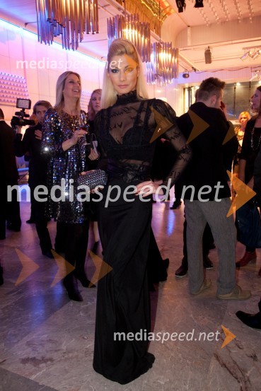 Lucija Gubenšek, manakenkaViktorji 2012, rdeča preproga in druženje pred dvorano