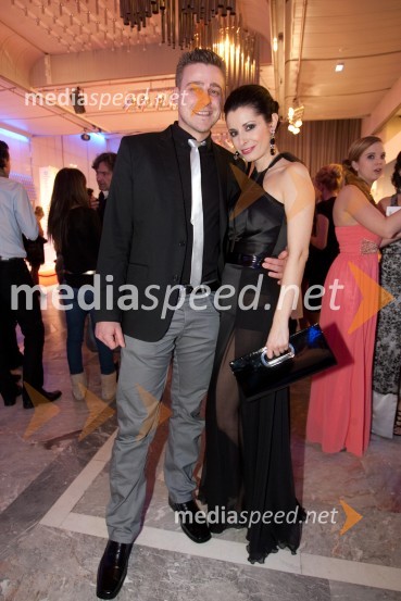 Peter Hudnik; Jana Morelj, voditeljicaViktorji 2012, rdeča preproga in druženje pred dvorano