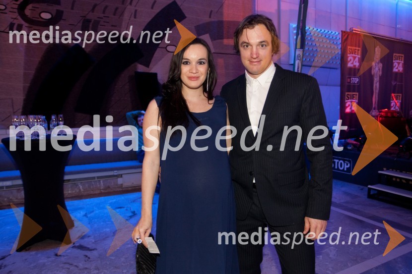 Nataša Globočnik, novinarka Uredništva oddaj o kulturi TV SLO; spremljevalecViktorji 2012, rdeča preproga in druženje pred dvorano