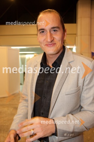 Vid Valič, voditeljViktorji 2012, rdeča preproga in druženje pred dvorano