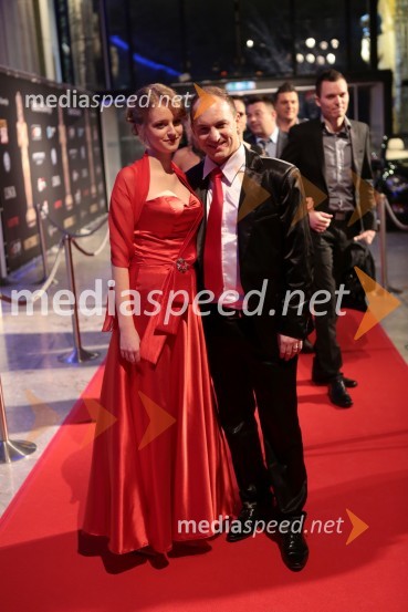 ...; Franjo Oset, član skupine ModrijaniViktorji 2012, rdeča preproga in druženje pred dvorano