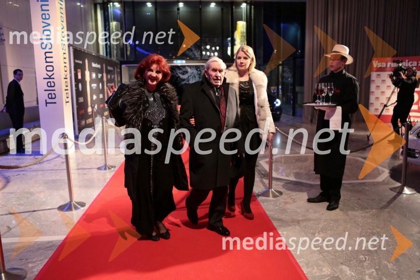 MIlena Morača, operna pevka; Jurij Souček, igralec; hčerka HanaViktorji 2012, rdeča preproga in druženje pred dvorano