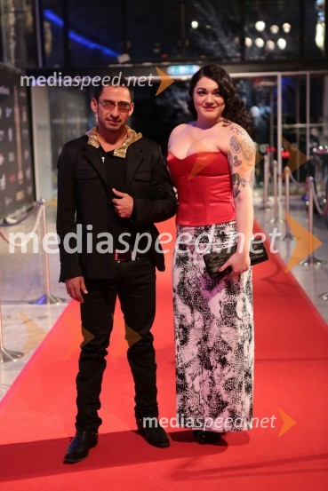 Joel Loyo, modni kreator; Maja Založnik, pevkaViktorji 2012, rdeča preproga in druženje pred dvorano