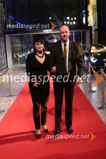 Jože Činč, član skupine D'kwaschen Retashy; dekle DorisViktorji 2012, rdeča preproga in druženje pred dvorano