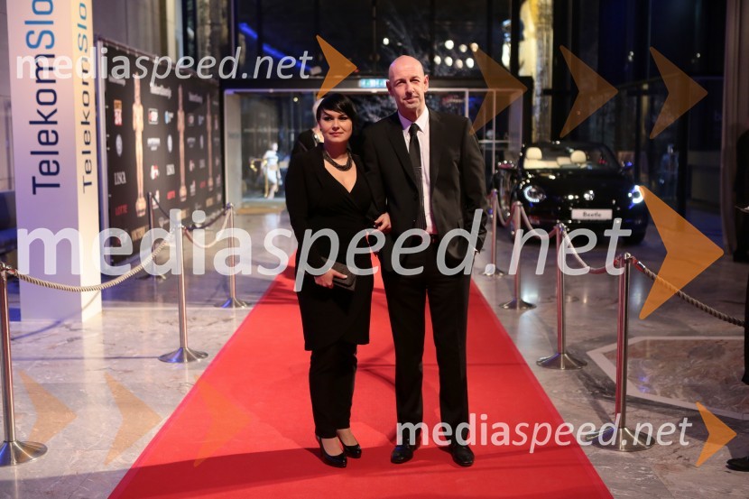 Jože Činč, član skupine D'kwaschen Retashy; dekle DorisViktorji 2012, rdeča preproga in druženje pred dvorano