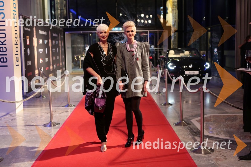 Barbra Drnač, novinarka; hčerka TerezaViktorji 2012, rdeča preproga in druženje pred dvorano