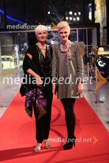 Barbra Drnač, novinarka; hčerka TerezaViktorji 2012, rdeča preproga in druženje pred dvorano