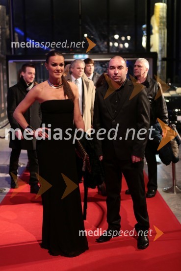 Rebeka Dremelj, pevka; Matej PojavnikViktorji 2012, rdeča preproga in druženje pred dvorano