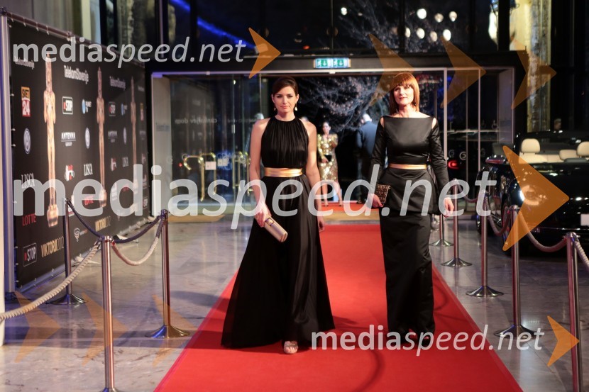 Nataša Pinoza, miss Universe Slovenije 2006; Maja Štamol Droljc, modna oblikovalkaViktorji 2012, rdeča preproga in druženje pred dvorano