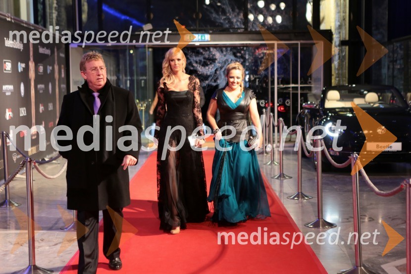 ...; Tjaša Kokalj, novinarka; Katja Klavora, novinarkaViktorji 2012, rdeča preproga in druženje pred dvorano
