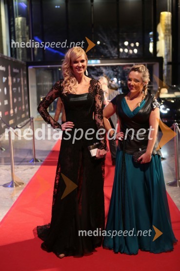 Tjaša Kokalj, novinarka; Katja Klavora, novinarkaViktorji 2012, rdeča preproga in druženje pred dvorano