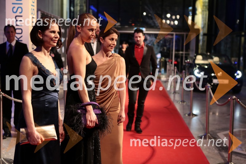 Eva Longyka Marušič, voditeljica; Martina Vrhovnik, vizažistka; ...Viktorji 2012, rdeča preproga in druženje pred dvorano