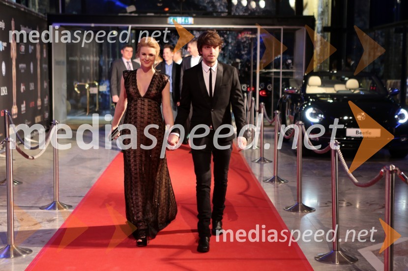 Iva Krajnc, igralka; Aljoša Bagola, kreativni direktor v oglaševalski agenciji PristopViktorji 2012, rdeča preproga in druženje pred dvorano