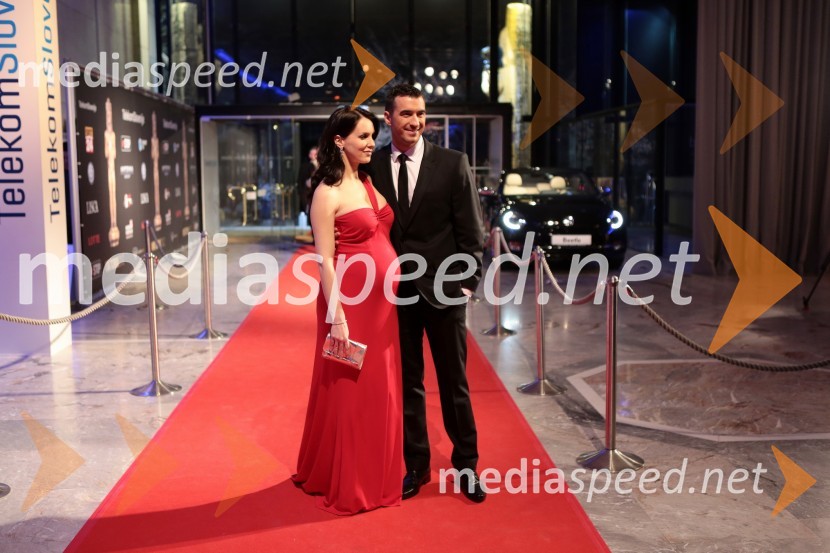 Lili Žagar, voditeljica; Marko Potrč, voditeljViktorji 2012, rdeča preproga in druženje pred dvorano