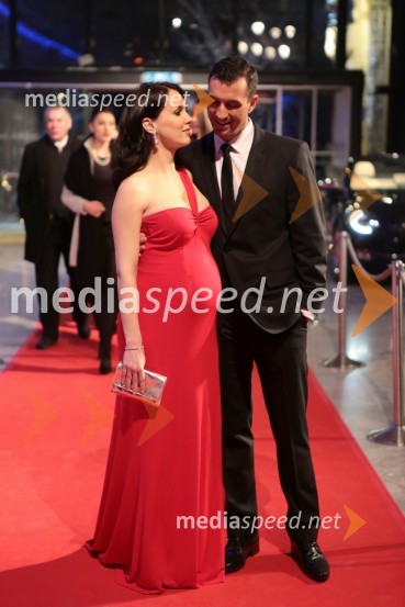 Lili Žagar, voditeljica; Marko Potrč, voditeljViktorji 2012, rdeča preproga in druženje pred dvorano
