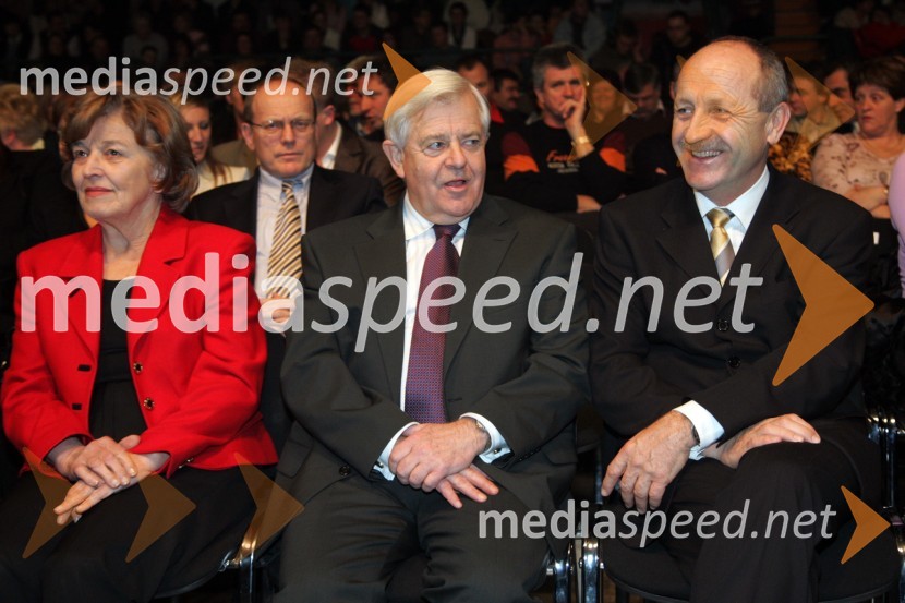 Milan Kučan, nekdanji predsednik Republike Slovenije z ženo Štefko in Branko Pavlin, predsednik uprave časopisne družbe DnevnikSlovenec leta 2006