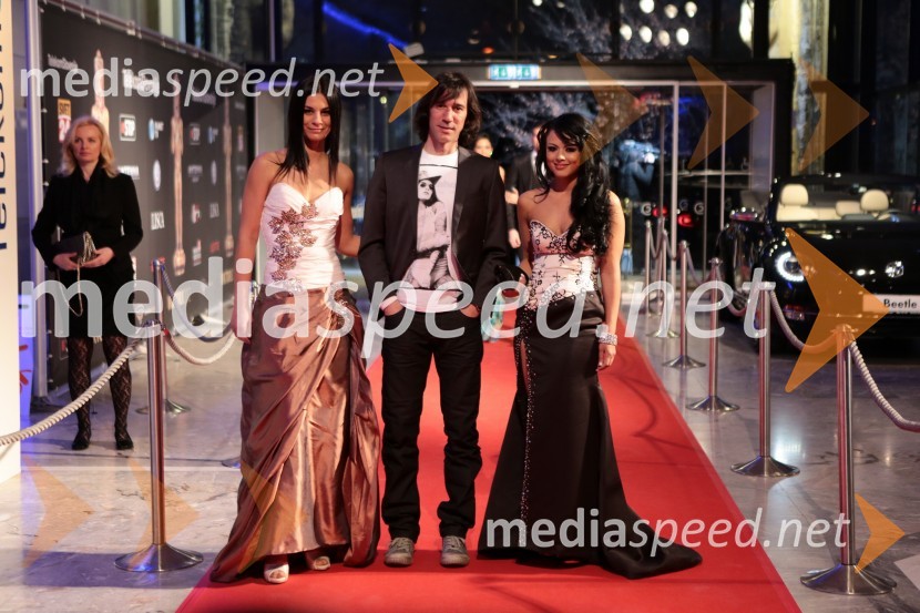 Renata Peterka; Primož Peterka, nekdanji smučarski skakalec; Jinny RibičViktorji 2012, rdeča preproga in druženje pred dvorano