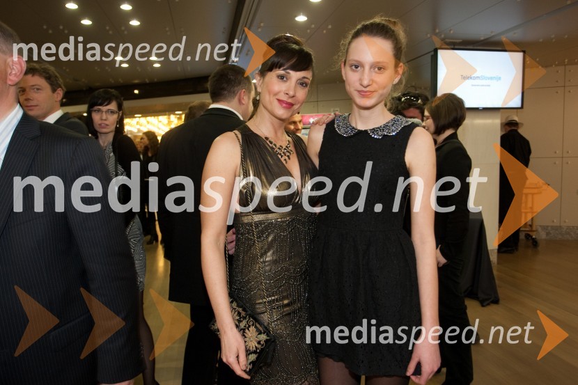 Tina Gorenjak, igralka; hči NinaViktorji 2012, rdeča preproga in druženje pred dvorano