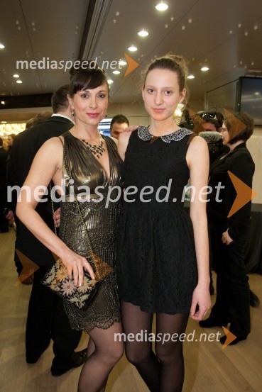 Tina Gorenjak, igralka; hči NinaViktorji 2012, rdeča preproga in druženje pred dvorano