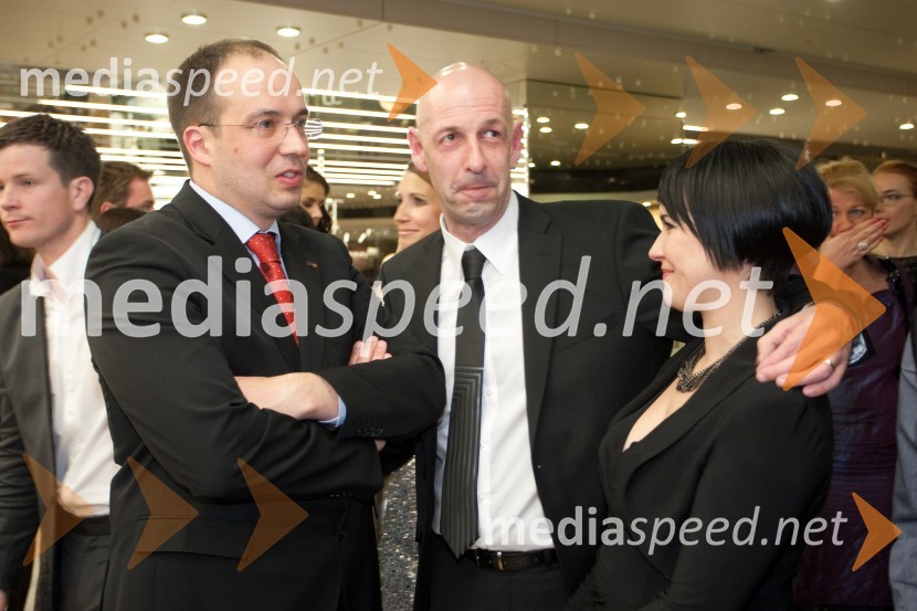 Leo Oblak, predsednik uprave Infonet media d.d.; Jože Činč, član skupine D'kwaschen Retashy; dekle DorisViktorji 2012, rdeča preproga in druženje pred dvorano