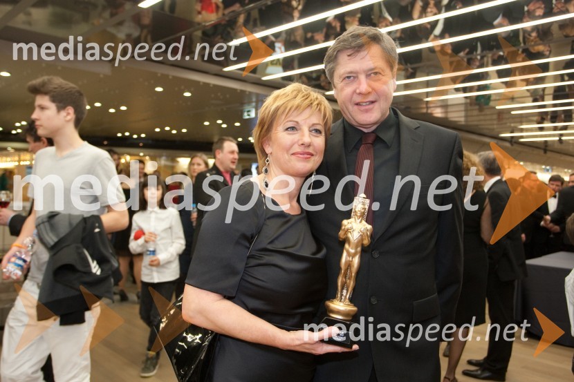 Rosvita Pesek, novinarka; življenjski sopotnik Mitja Ferenc, član skupine Prifarski muzikantiViktorji 2012, rdeča preproga in druženje pred dvorano