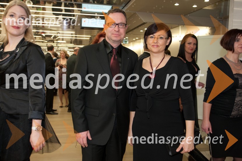 Marko Filli, generalni direktor RTV Slovenija; soproga Tatjana KapelViktorji 2012, rdeča preproga in druženje pred dvorano