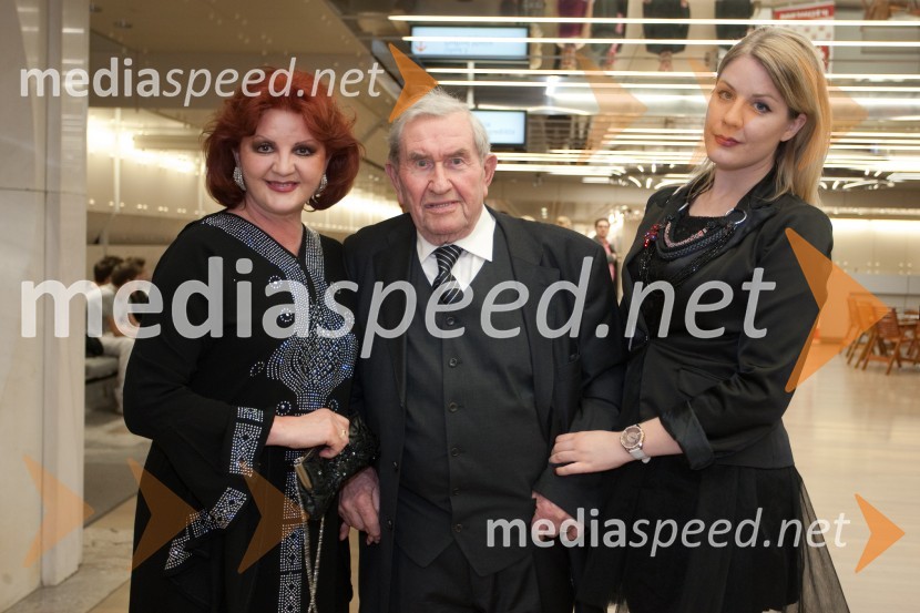 Milena Morača, operna pevka; Jurij Souček, igralec; hčerka HanaViktorji 2012, rdeča preproga in druženje pred dvorano