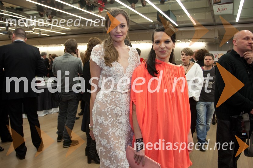 Iryna Osypenko Nemec, manekenka; Simona Lampe, modna oblikovalkaViktorji 2012, rdeča preproga in druženje pred dvorano