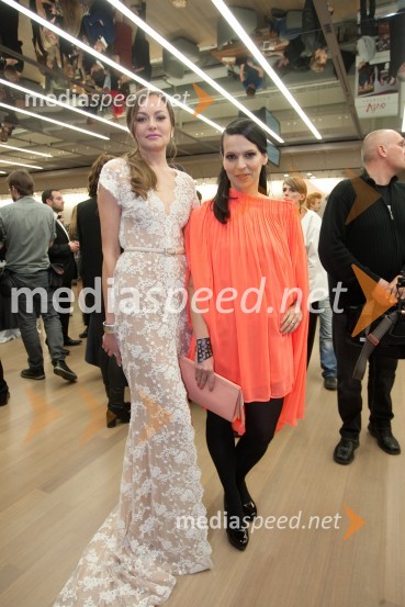 Iryna Osypenko Nemec, manekenka; Simona Lampe, modna oblikovalkaViktorji 2012, rdeča preproga in druženje pred dvorano