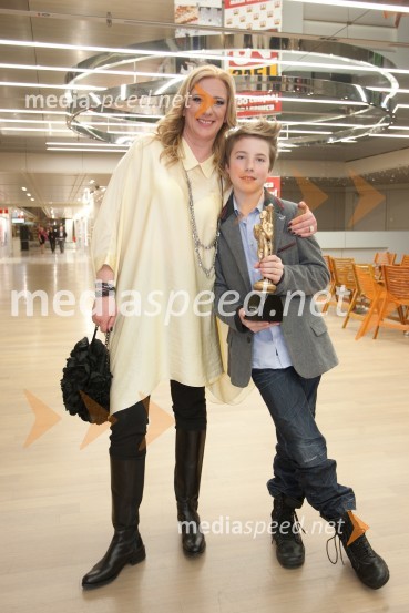 Urška Alič Flajnik, direktorica Špas Teater, sin ŽigaViktorji 2012, rdeča preproga in druženje pred dvorano