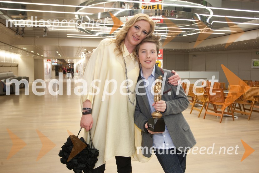 Urška Alič Flajnik, direktorica Špas Teater, sin ŽigaViktorji 2012, rdeča preproga in druženje pred dvorano