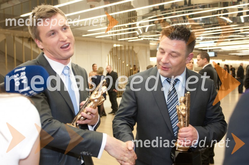 Denis Avdič, moderator; Sebastijan ArtičViktorji 2012, rdeča preproga in druženje pred dvorano