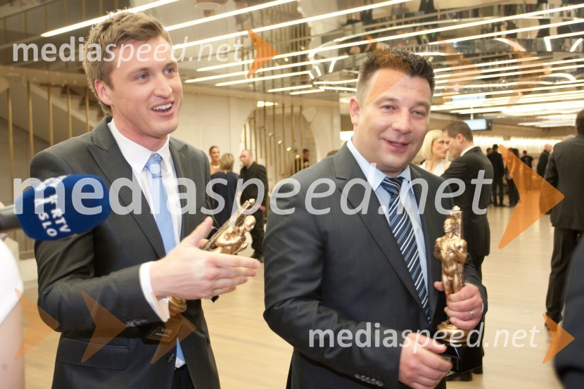 Denis Avdič, moderator; Sebastijan ArtičViktorji 2012, rdeča preproga in druženje pred dvorano