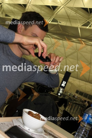 Matej Žagar med fotografiranjem juheUtrinki iz potovanja Mateja Žagarja in ostalih voznikov SGP serije na uvodno dirko v Novo Zelandijo