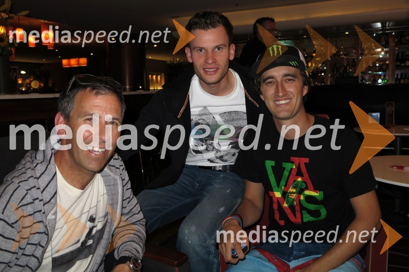 Greg Hancock (ZDA); Matej Žagar; Chris Holder (Avs)Utrinki iz potovanja Mateja Žagarja in ostalih voznikov SGP serije na uvodno dirko v Novo Zelandijo