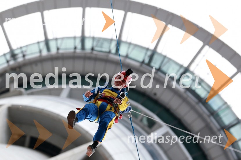 Tai Woffinden (VB)Skyfall, Žagar, Holder, Lindgren in Woffinden skočili iz 192 metrskega stolpa Skytowerja