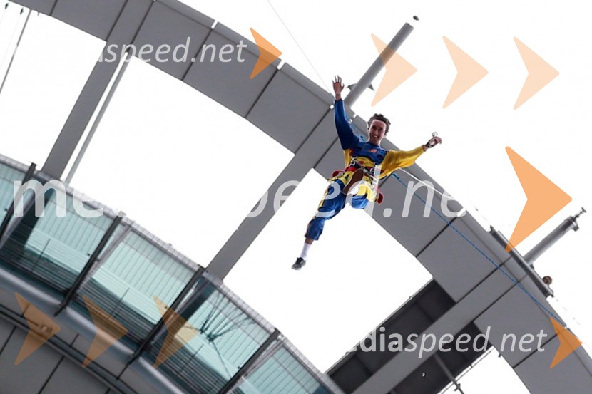 Chris Holder (Avs)Skyfall, Žagar, Holder, Lindgren in Woffinden skočili iz 192 metrskega stolpa Skytowerja