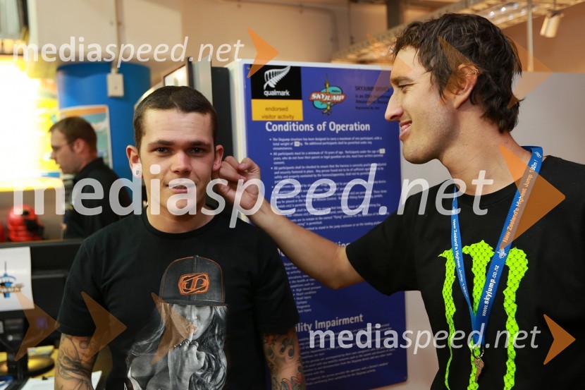 Tai Woffinden (VB); Chris Holder (Avs)Skyfall, Žagar, Holder, Lindgren in Woffinden skočili iz 192 metrskega stolpa Skytowerja