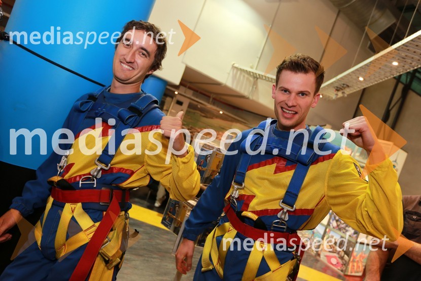 Chris Holder (Avs); Matej Žagar (Slo)Skyfall, Žagar, Holder, Lindgren in Woffinden skočili iz 192 metrskega stolpa Skytowerja