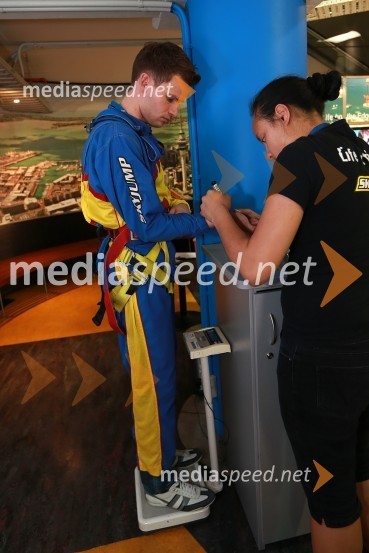 Matej Žagar (Slo) med tehtanjemSkyfall, Žagar, Holder, Lindgren in Woffinden skočili iz 192 metrskega stolpa Skytowerja