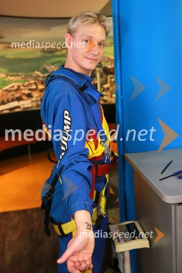 Fredrik Lindgren (Šve), 77 kgSkyfall, Žagar, Holder, Lindgren in Woffinden skočili iz 192 metrskega stolpa Skytowerja