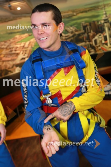 Tai Woffinden (VB), 73 kgSkyfall, Žagar, Holder, Lindgren in Woffinden skočili iz 192 metrskega stolpa Skytowerja