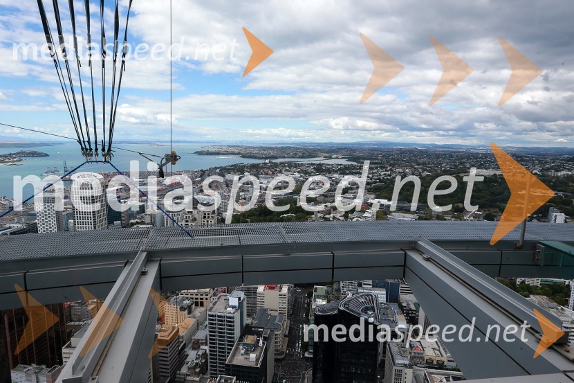 Skyfall, Žagar, Holder, Lindgren in Woffinden skočili iz 192 metrskega stolpa Skytowerja