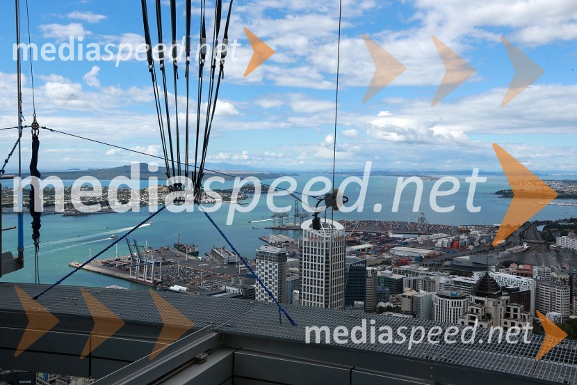 Skyfall, Žagar, Holder, Lindgren in Woffinden skočili iz 192 metrskega stolpa Skytowerja