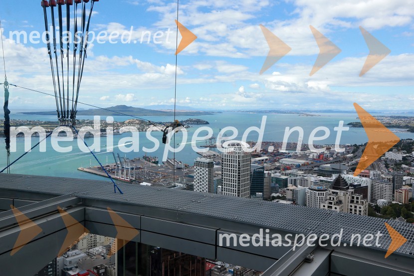 Skyfall, Žagar, Holder, Lindgren in Woffinden skočili iz 192 metrskega stolpa Skytowerja