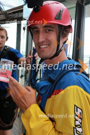 Chris Holder (Avs)Skyfall, Žagar, Holder, Lindgren in Woffinden skočili iz 192 metrskega stolpa Skytowerja